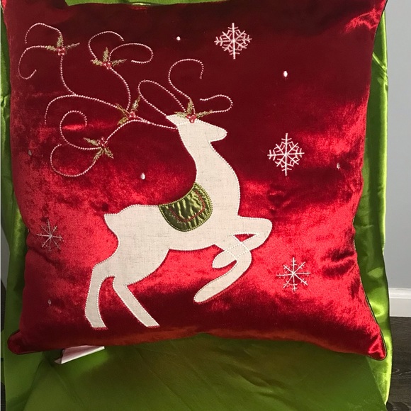 sold out ❌❌❌🆕 2 BeautifulChristmaDeer pillow  Size 20”X20” (51cmX51exclusive - Picture 4 of 14